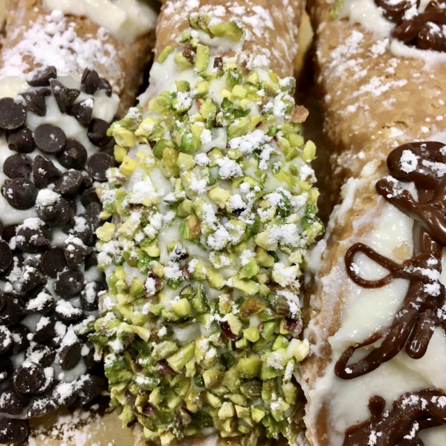 Cannoli siciliani con pistacchio, crema e cioccolato