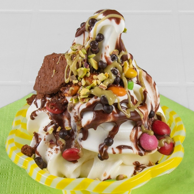 Frozen yogurt con granella, cioccolato e pistacchio