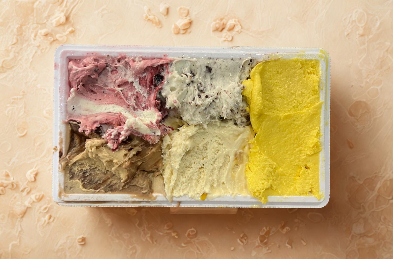 Vaschetta di gelato artigianale multigusto, colori naturali